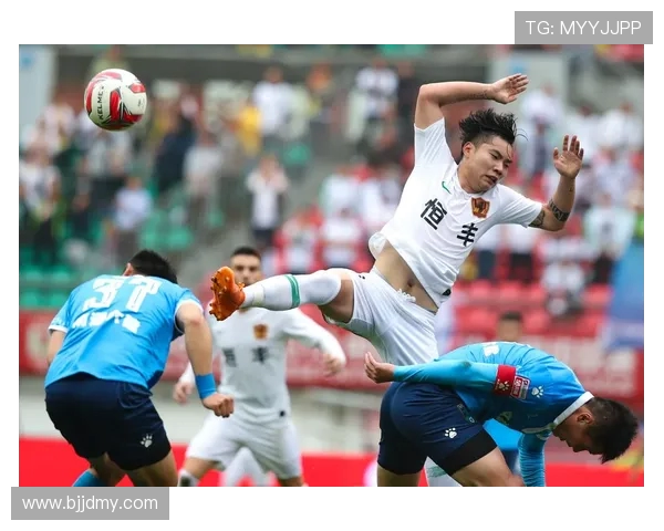 中甲赛场贵州队迎战天津泰达球队争夺关键三分激战即将上演 中甲赛场贵州队迎战天津泰达球队争夺关键三分激战即将上演