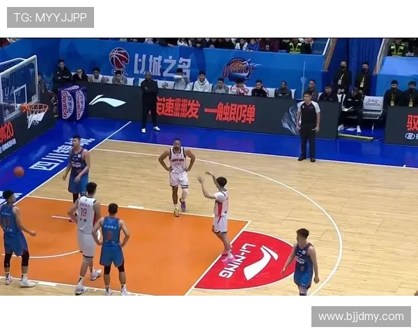 成都篮球队与广州队的激烈对决展现了篮球魅力与团队精神的完美结合