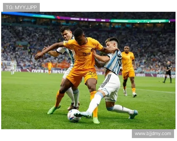 荷兰与阿根廷足球对决精彩回顾及赛况分析